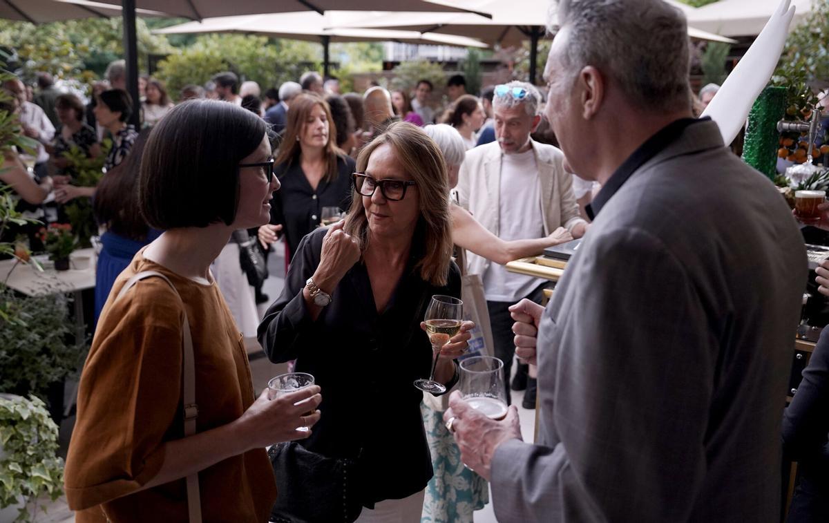 Madrid. 05.06.2026. Fiesta del suplemento Abril. Inés Garcia Rodrigo, periodista y escritora, junto a María Dueñas, escritora y José María Sanz Beltrán, ‘Loquillo’