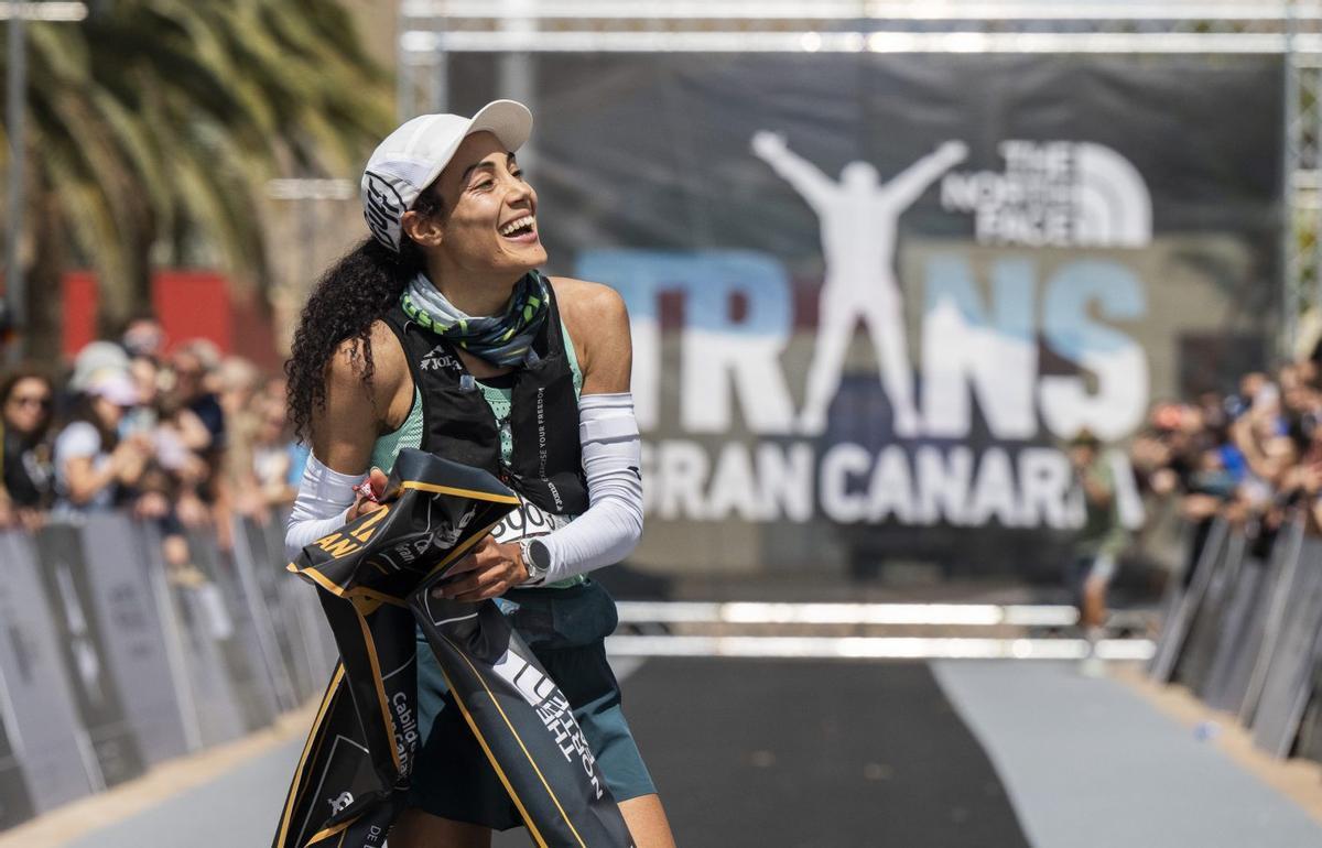 Ikram Rharsalla, sonriente, celebra su victoria en la modalidad Marathon , ayer en Maspalomas.    | DAVID DELFOUR