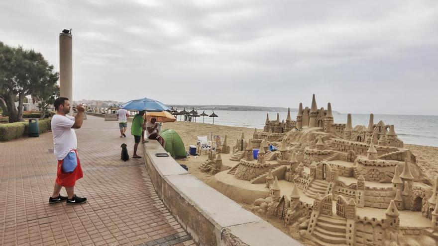 Im oberen Bereich der Sandburg an der Playa de Palma sind die Türme kaputt.