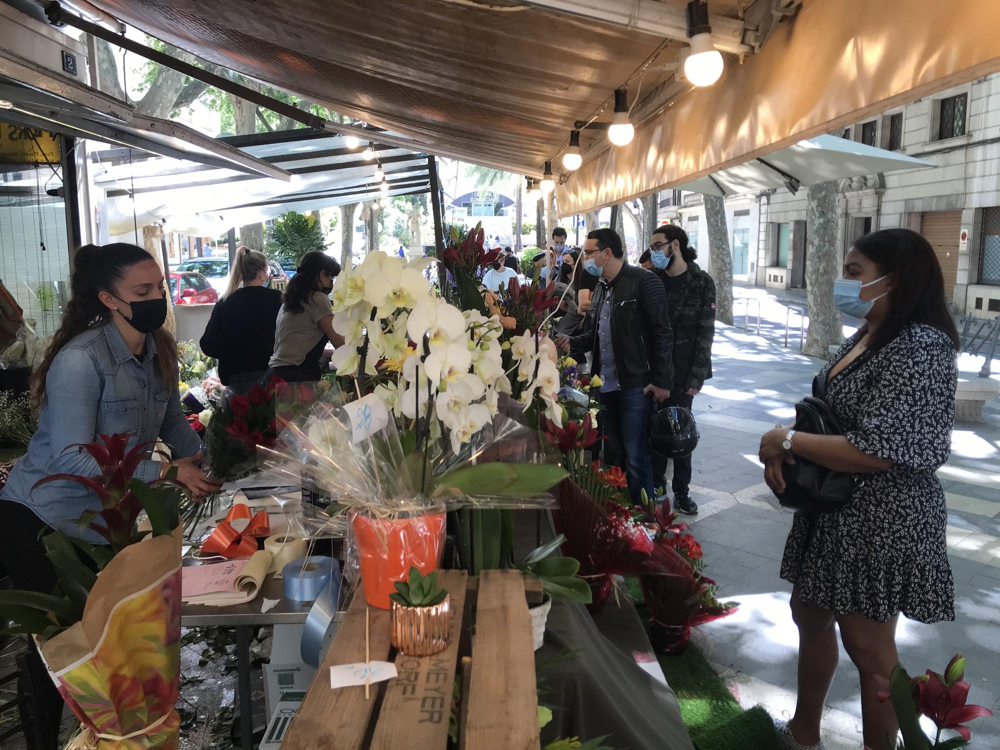 El Día de la Madre llena de flores y de gente la Rambla de Palma