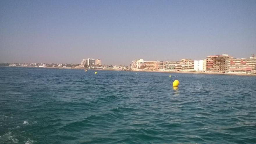 Torrevieja estrena calle de nado de 500 metros en la playa de Los Náufragos