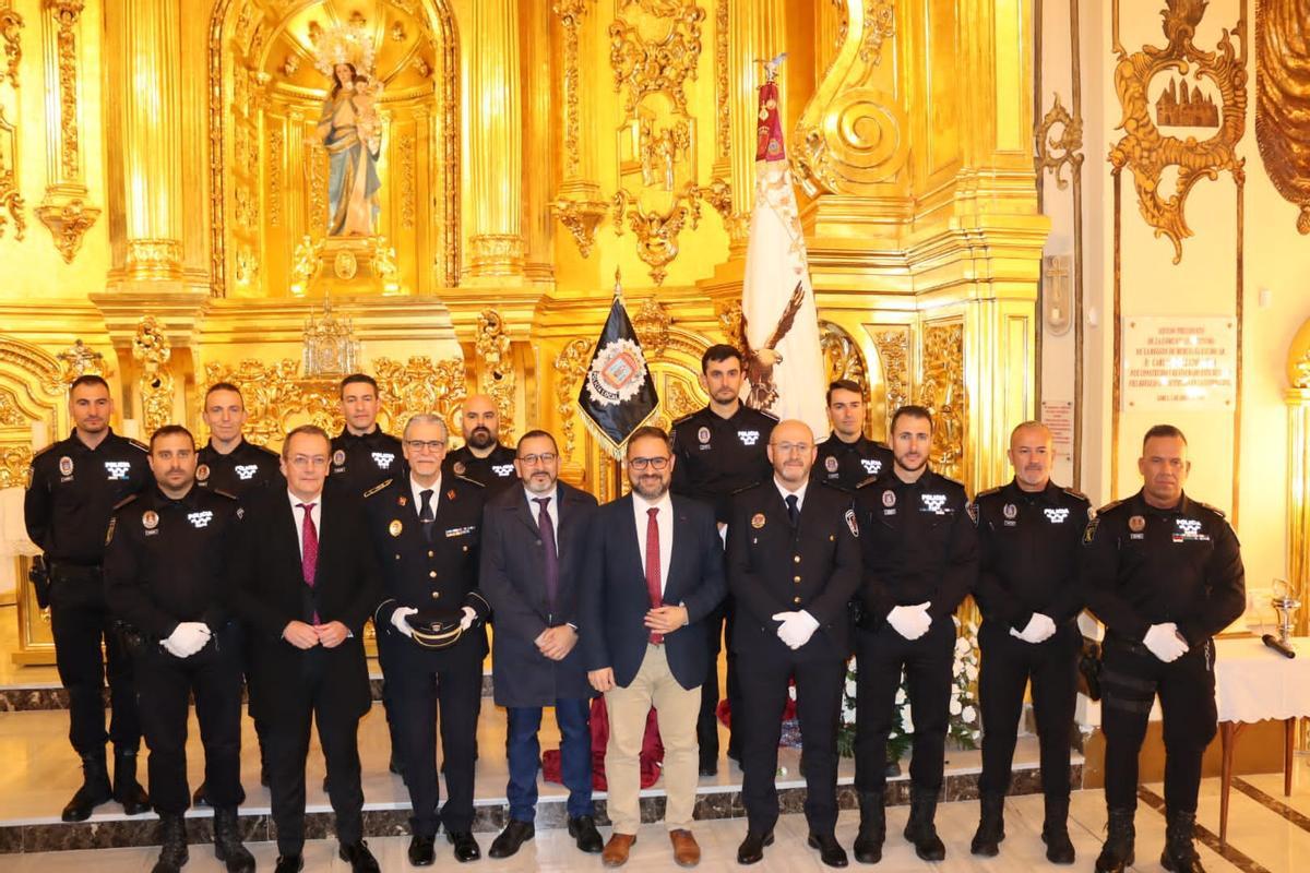 Ramón Mateos, José Antonio Sansegundo, José Luis Ruiz y Diego José Mateos, centro, junto a miembros de la Policía Local tras recibir el banderín bordado en los talleres del Paso Blanco.