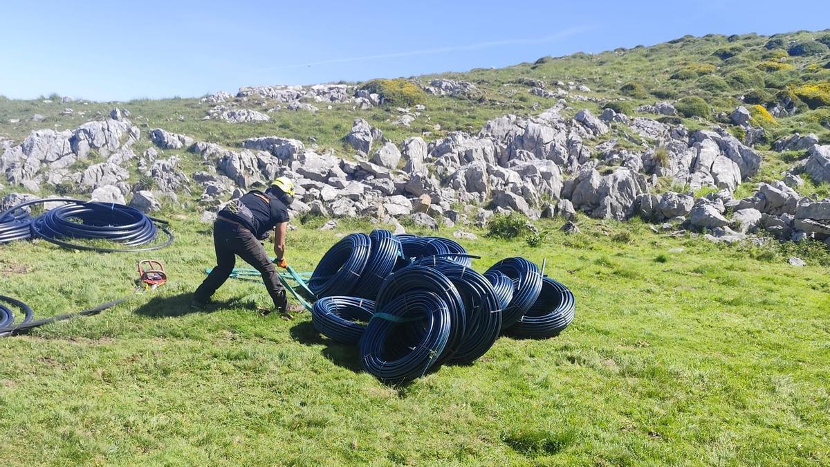 Instalada una manguera para llevar agua a la majada de Amuesa.
