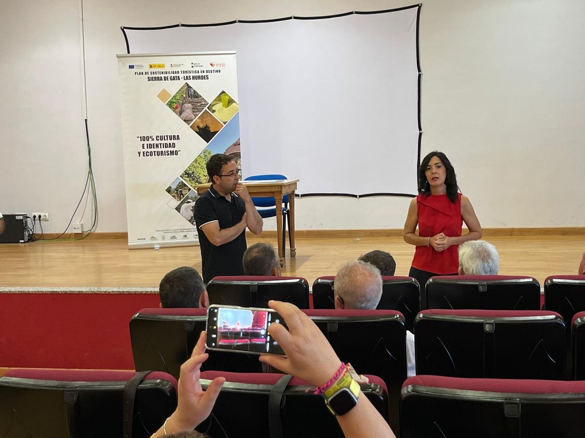 La vicepresidenta primera de la Diputación de Cáceres, Esther Gutiérrez, en el acto de constitución.