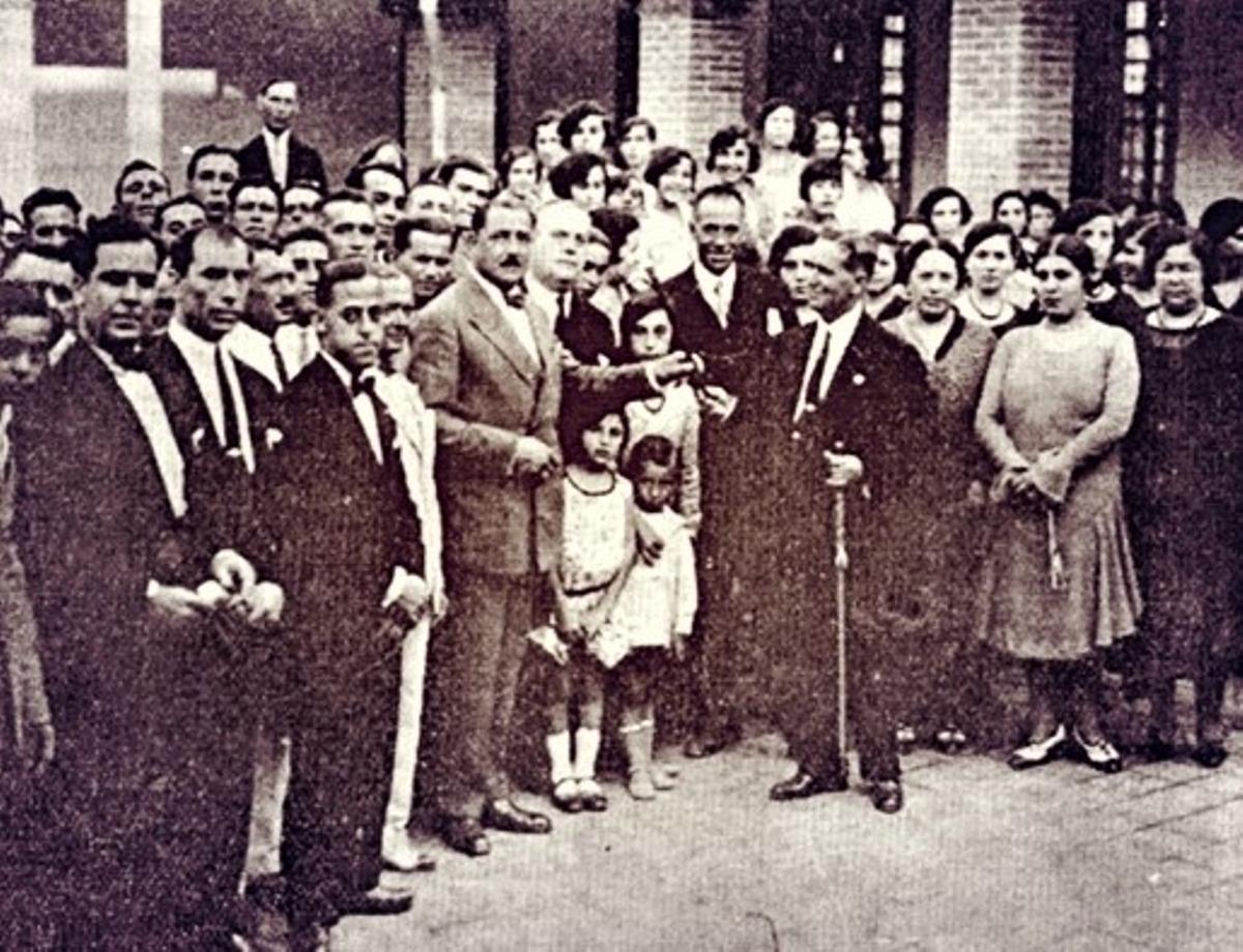 José Moreno, último alcalde del barrio, entrega un bastón de mando al concejal Alberto Blanco.