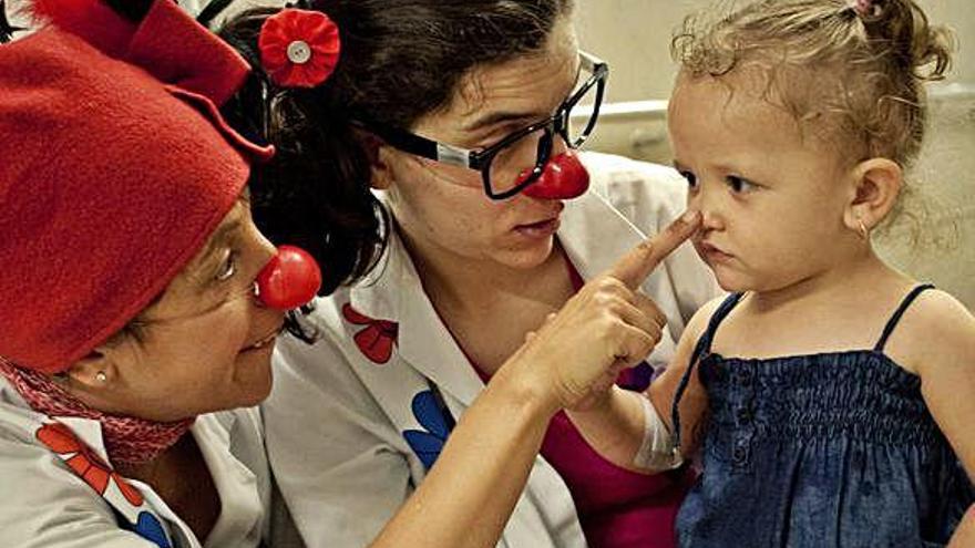 Pallassos de Pallapupas fent somriure una nena a l&#039;hospital