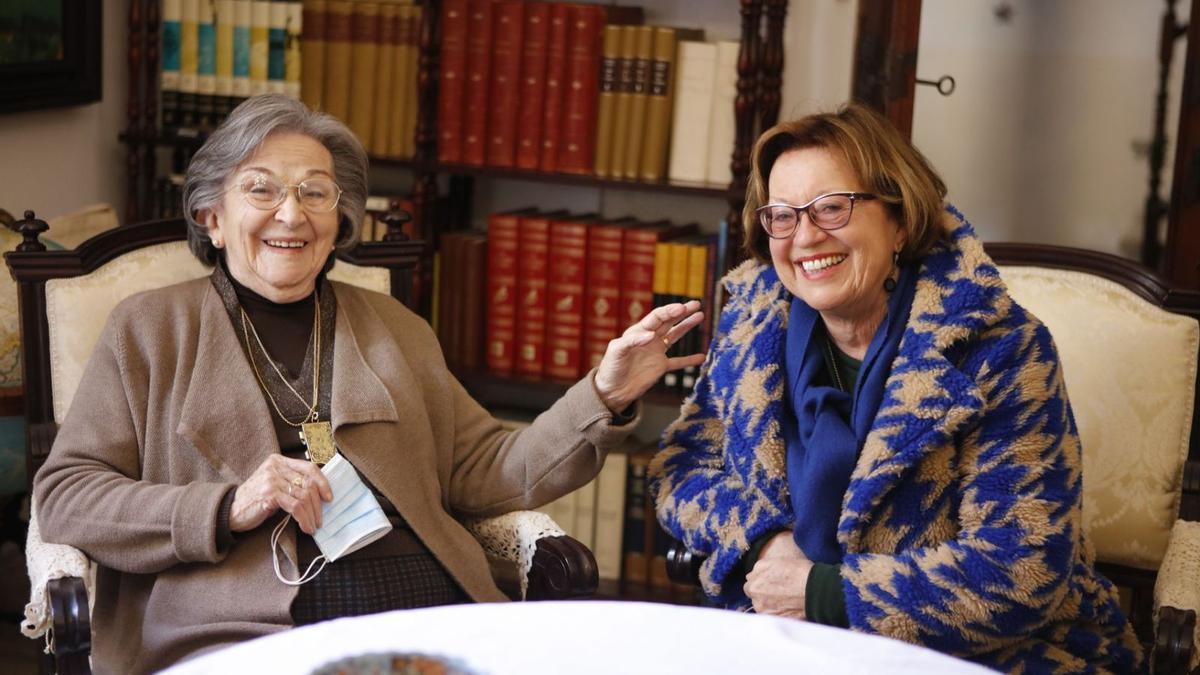 Lachen viel und schweigen wenig: Sabine Belz (rechts) und ihre Nachbarin Magdalena Suau in Llucmajor.