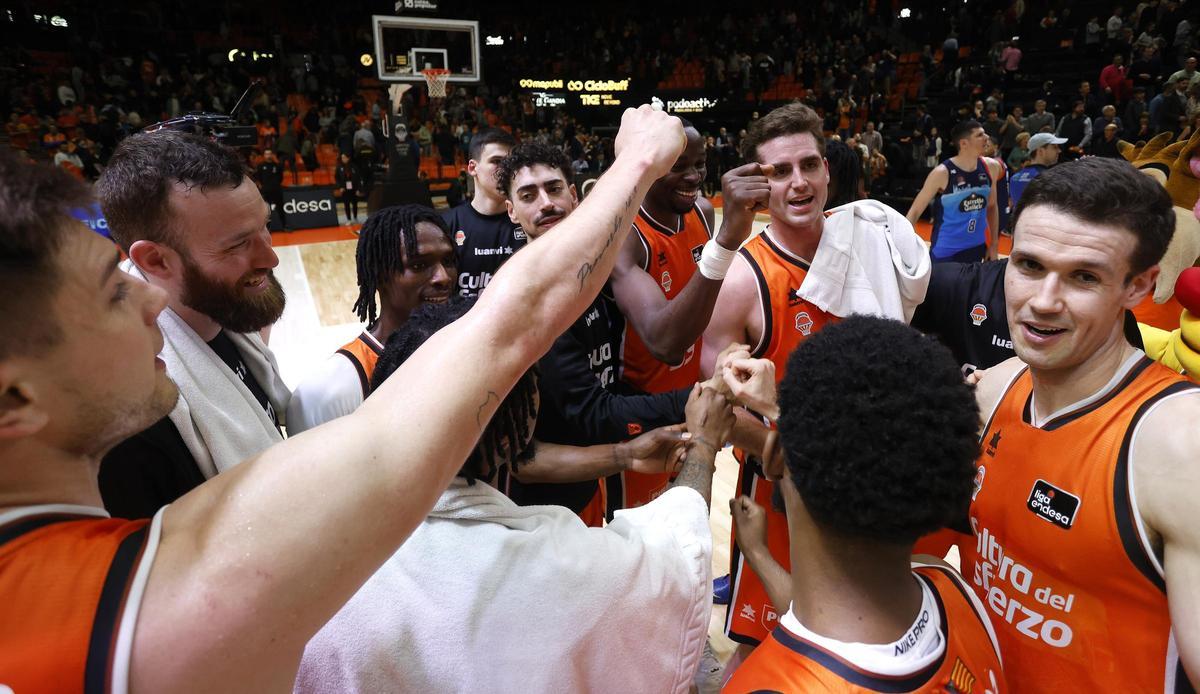 Celebración de los jugadores del Valencia Basket tras su exhibición ante el Leyma Coruña