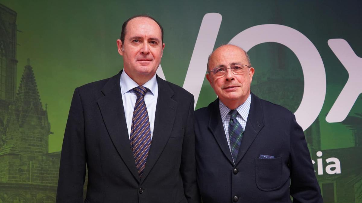 El candidato de Vox en Gandia, Manuel Millet, junto al presidente provincial de la formación en Valencia, Ignacio Gil Lázaro