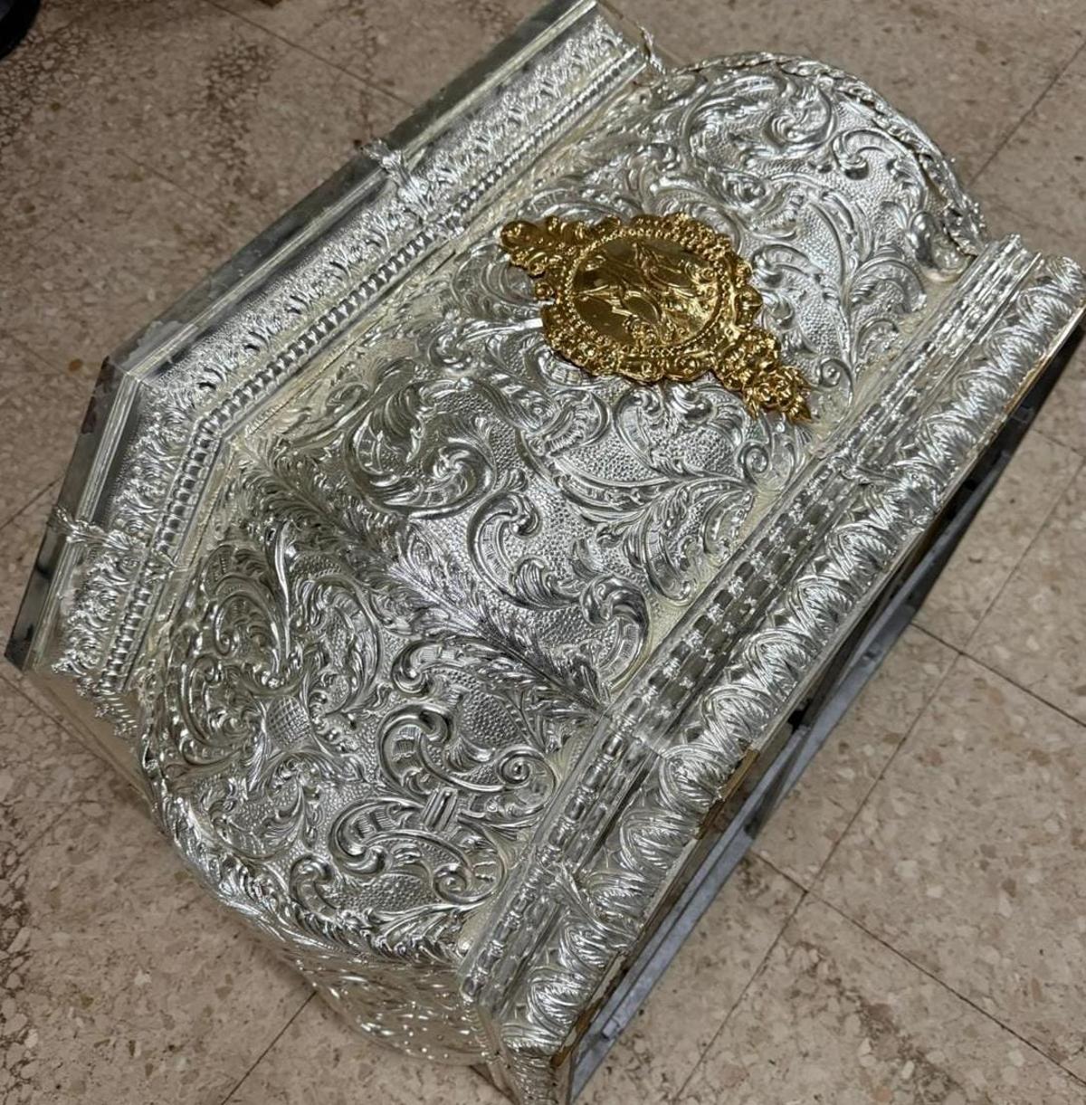 Primer plano de la peana plateada de la Virgen de la Encarnación de Osuna.