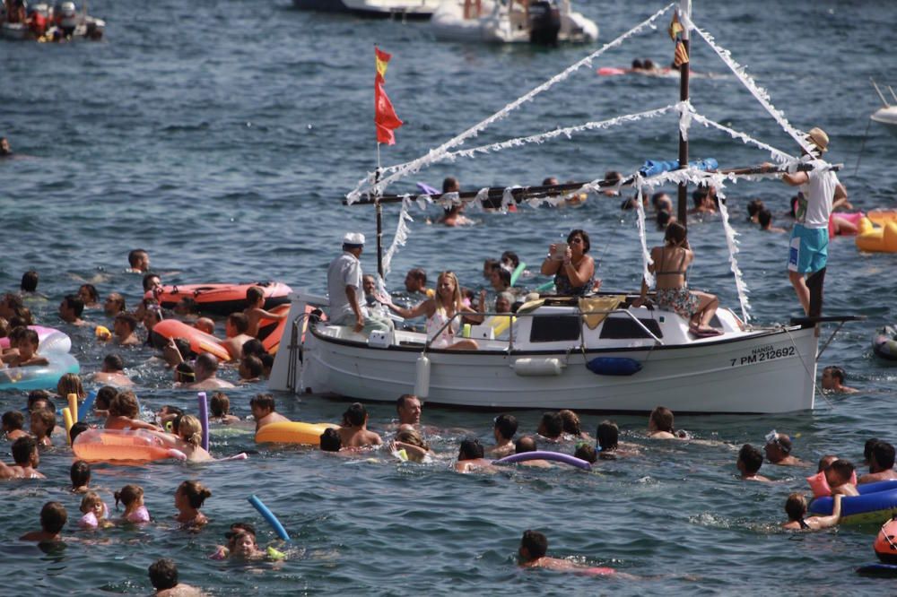 In dem Küstenort an der Nordostküste von Mallorca wurden am Dienstag (15.8.) wieder von Booten Enten geworfen. Statt Exemplaren aus Fleisch und Blut kommen seit einigen Jahren Plastikenten zum Einsatz. Wer sie schnappt, kann Preise gewinnen.