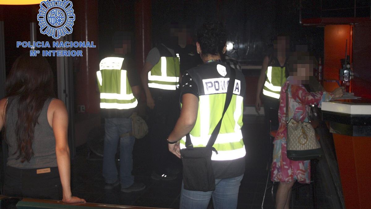 Imagen de archivo de una redada policial en un club de alterne.