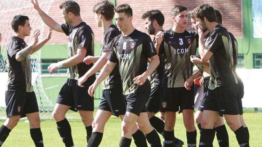 Los jugadores del Choco celebran uno de los goles en O Couto. // Iñaki Osorio