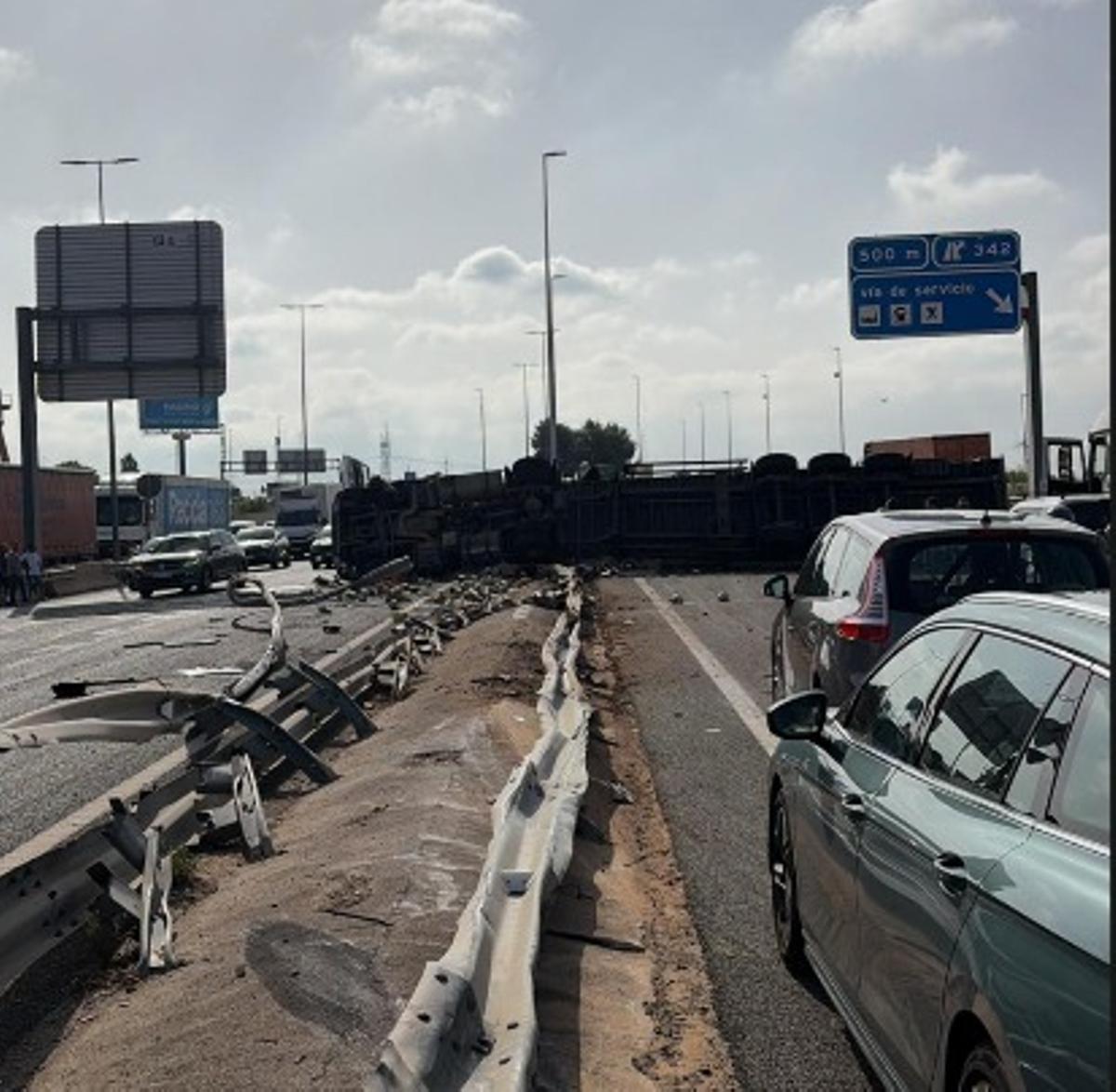 Imagen del camión volcado sobre la A3 que ha obligado a cerrar la vía.