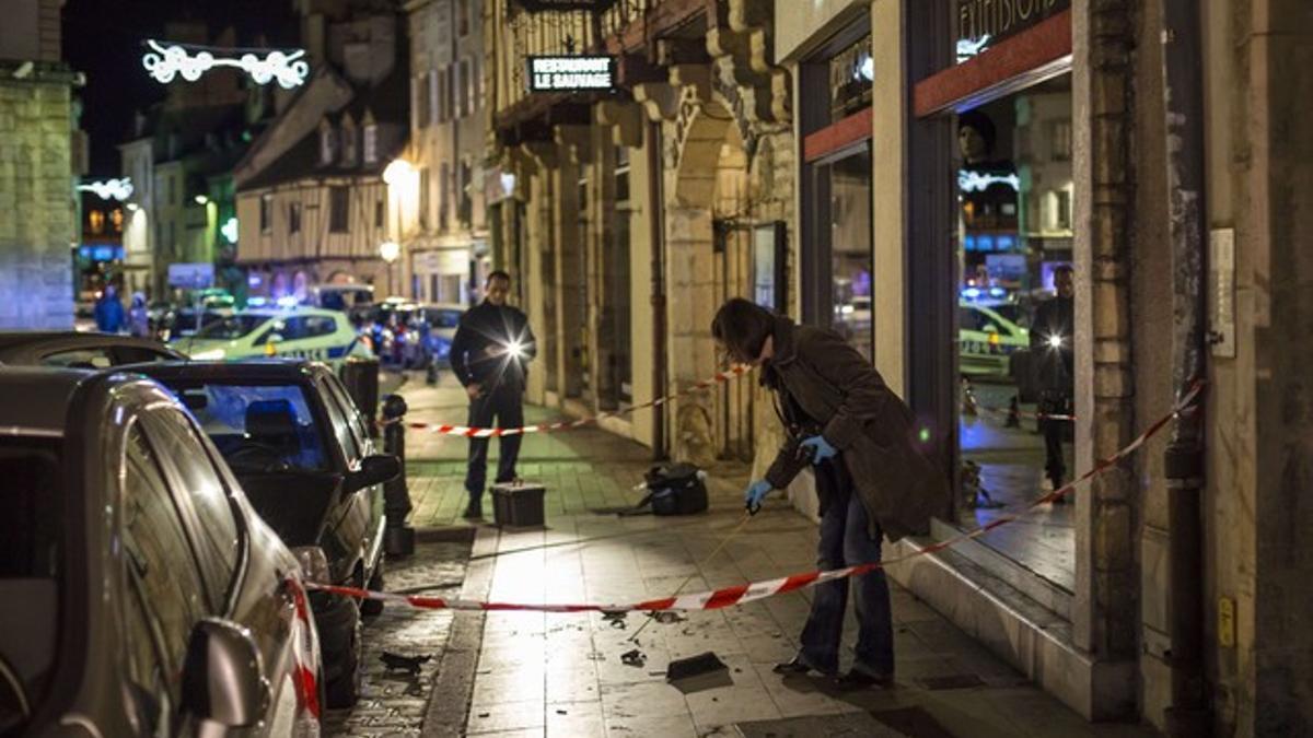 Una policía recopila pruebas en el lugar del atropello en Dijon.