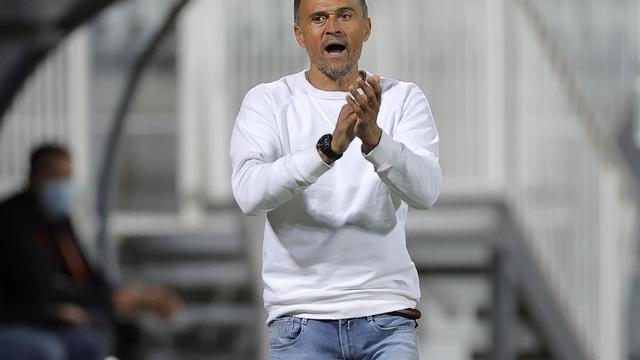 Luis Enrique dirigiendo a España ante Kosovo