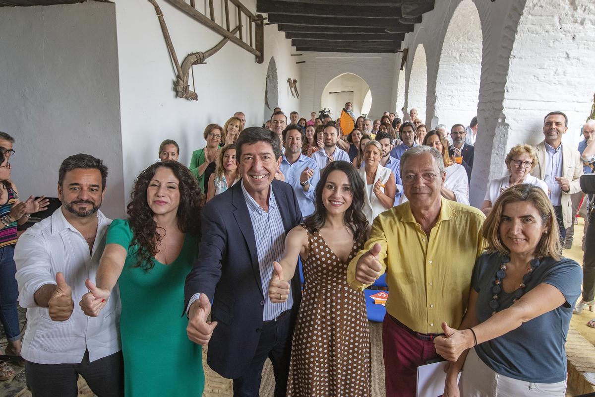 La presidenta de Ciudadanos, Inés Arrimadas (c), acompañada por (izq a dcha) el consejero de Educación y Deporte, Manuel Alejandro Cardenete; la consejera de Igualdad, Políticas Sociales y Conciliación, Rocío Ruiz, el viceconsejero del Ejecutivo andaluz y candidato a la Junta, Juan Marín.