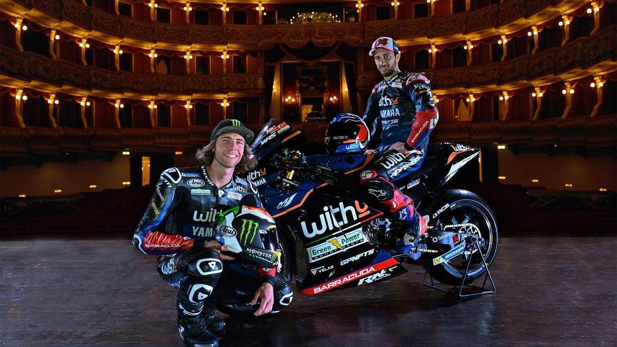 Darryn Binder y Andrea Dovizioso, con la M1 del WithU Yahama RNF en el teatro filarmónico de Verona