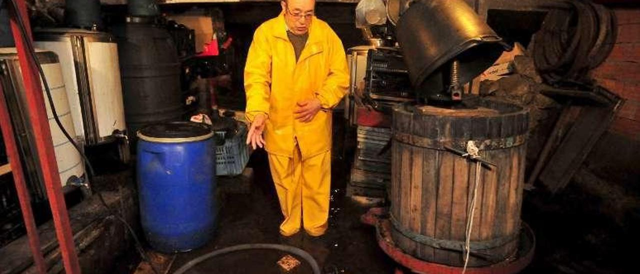 Antonio Rodríguez, achicando agua en su bodega. // Iñaki Abella