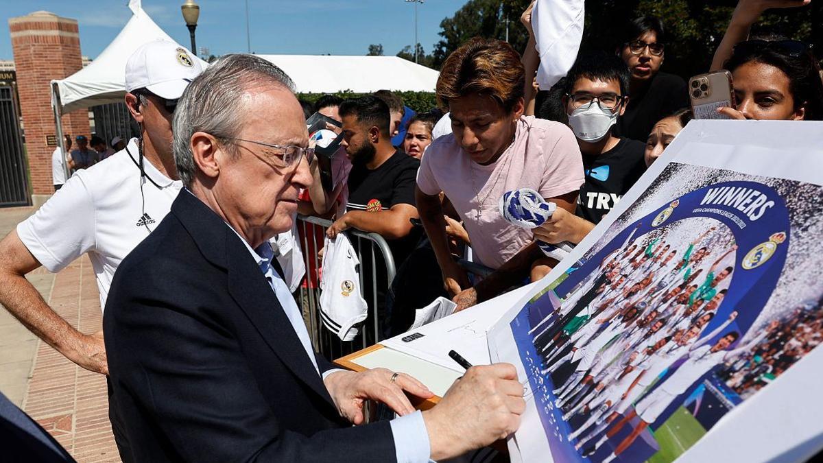 Florentino Pérez saludó a los aficionados que acudieron a UCLA
