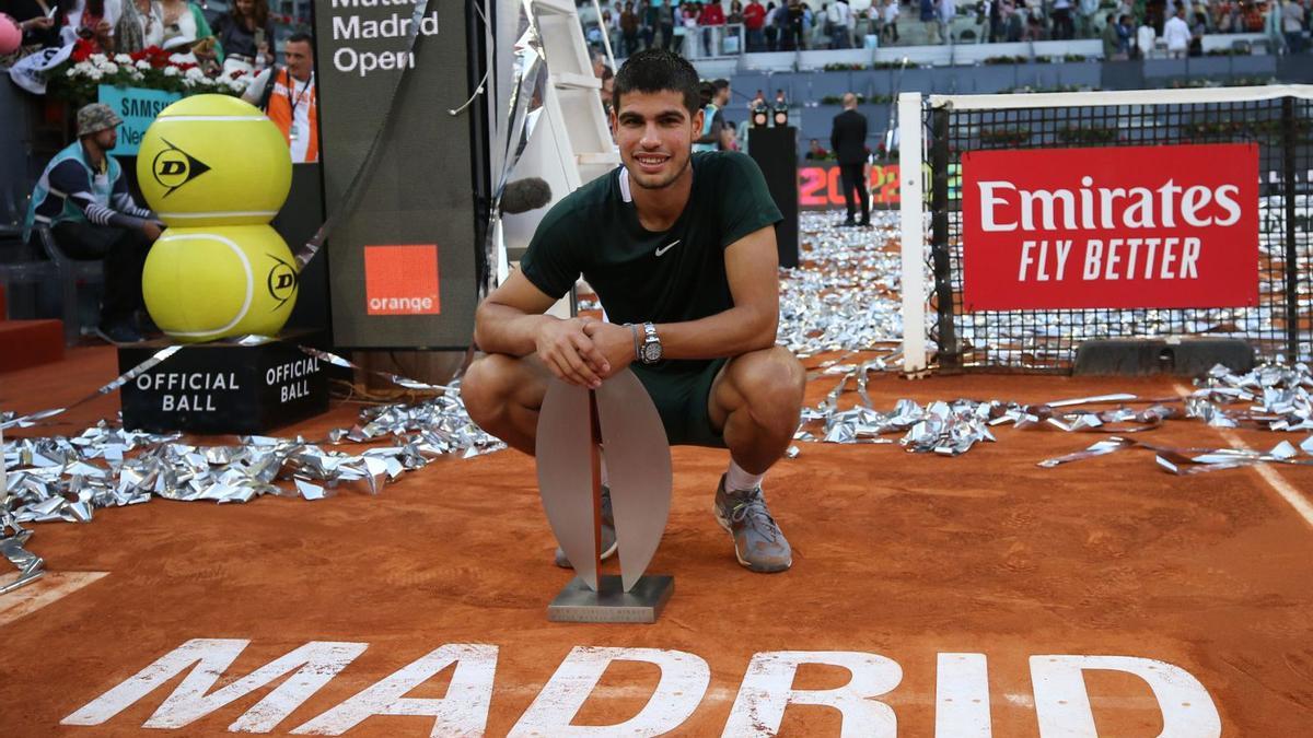 Carlos Alcaraz posa con el trofeo del Mutua Madrid Open tras la final.