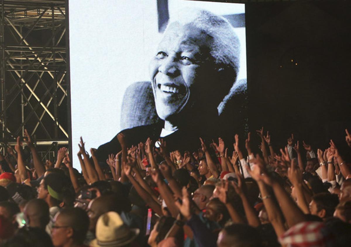 Ciutat del Cap, centenars de persones reben el 2014 amb un record a Nelson Mandela.