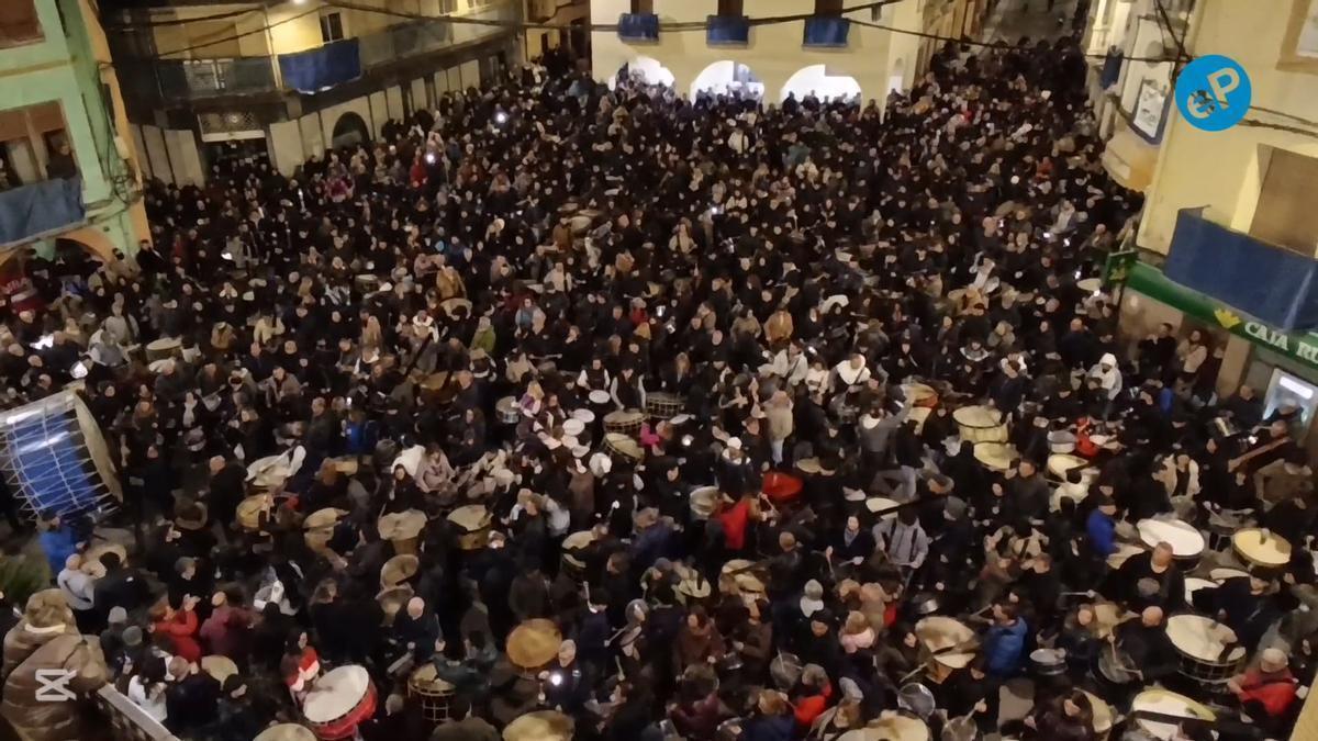 Miles de personas rompen la hora al unísono en La Puebla de Híjar este Jueves Santo