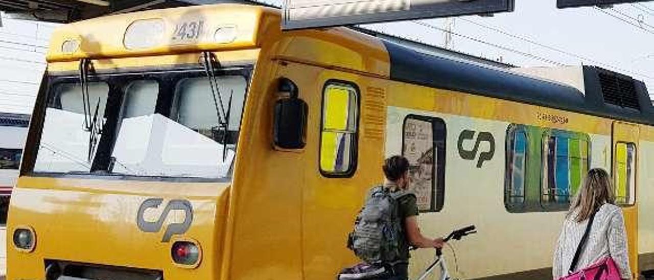 Pasajeros del Tren Celta, en la estación de Guixar. // Marta G. Brea