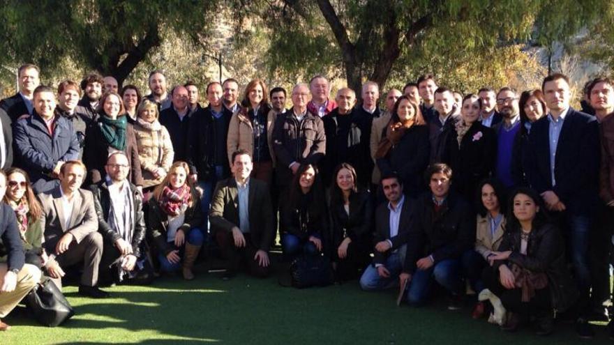 Foto de familia, mandada por el PP, de la Escuela de Invierno, en Archena.