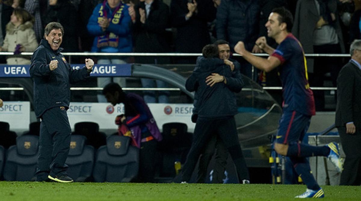 Roura celebra un dels gols del Barça contra el Milan.
