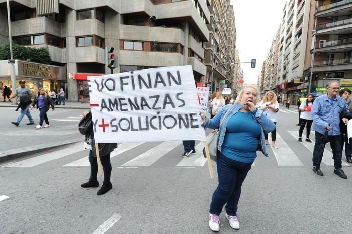 Manifestación de afectados por el cierre de iDenta