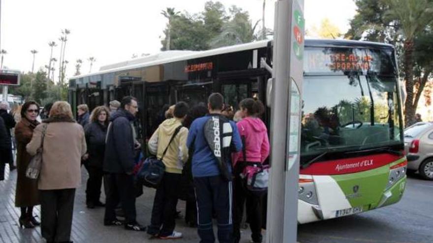 Un autobús urbano en una de las paradas del centro de Elche.