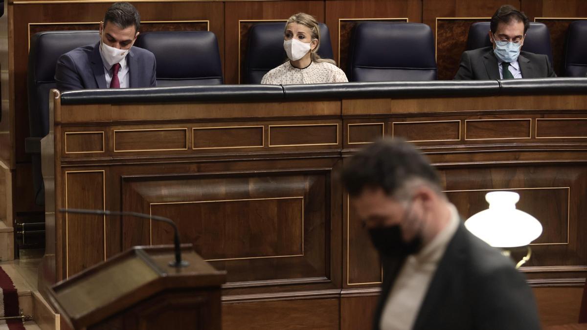 Gabriel Rufián pasa por delante del presidente del Gobierno, Pedro Sánchez.