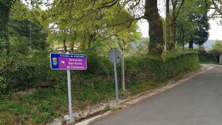 Señal que referencia la iglesia de San Bieito de Pardesoa, en lugar de la de Santiago de Pardesoa.