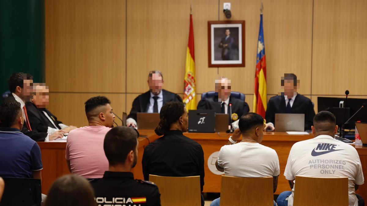 Los acusados, este viernes, en la segunda sesión del juicio por la violación grupal de Cullera