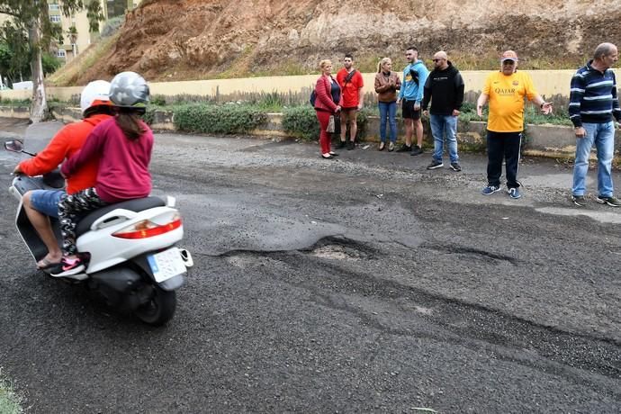 16/02/2019 TELDE. Escape de aguas residuales en Jinamar y mal estado de carreteras y edificios.   Fotografa: YAIZA SOCORRO.