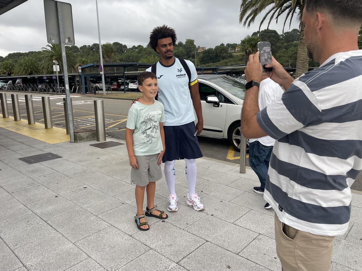 Renato Veiga, en la llegada del Villarreal a Santander, donde este domingo jugará ante el Racing en El Sardinero.