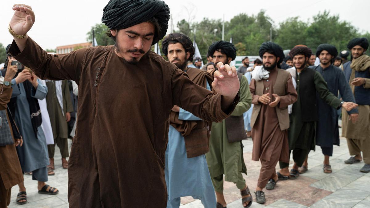 Un grupo de talibanes celebran el primer aniversario de su victoria en la plaza Ahmad Shah Massoud de Kabul, próxima a la embajada de EEUU.