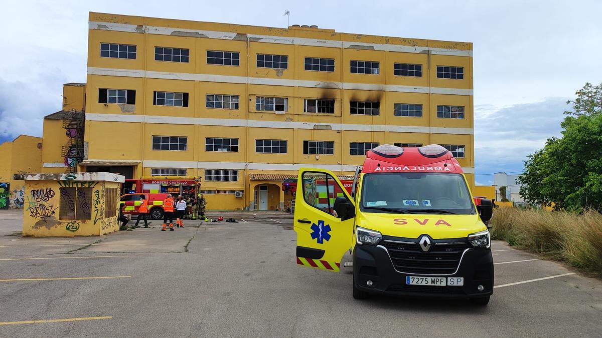Alarma por un incendio en la antigua sede de la empresa Serratins en Castelló