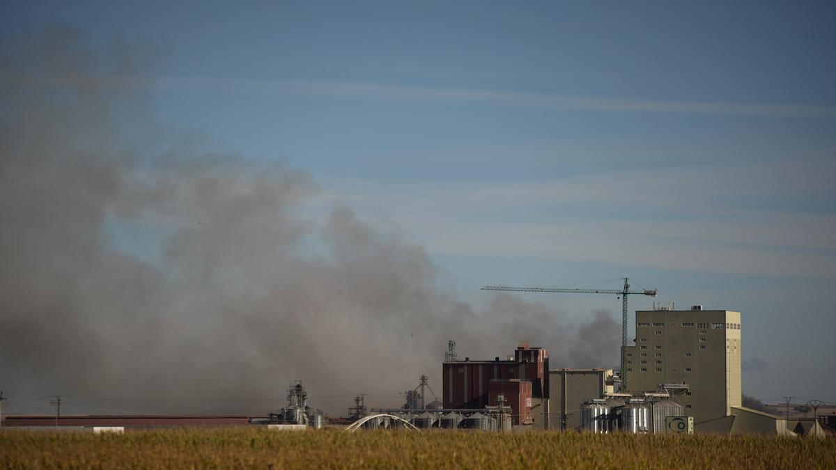 Humo durante los días del incendio en Cobadu