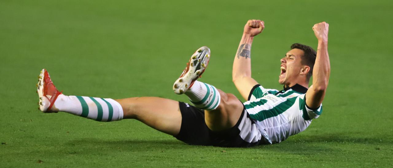 Adrián Fuentes celebra un gol ante el San Roque en El Arcángel.