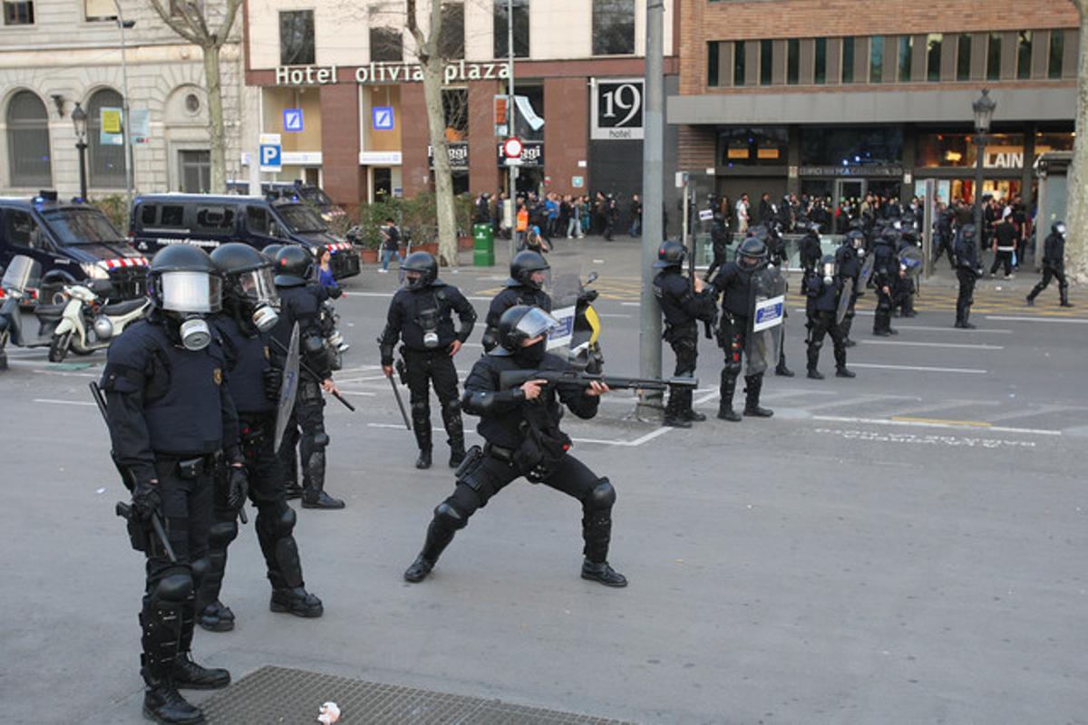 Policías en el centro de Barcelona.