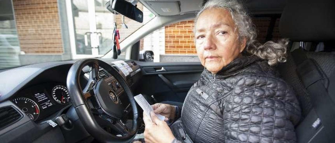 Graciela Álvarez esperando a tener un servicio en su taxi. // Bernabé/Cris M.V.