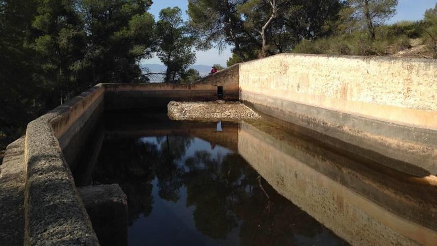 Restauran la balsa de Carmona en el parque de Sierra Espuña