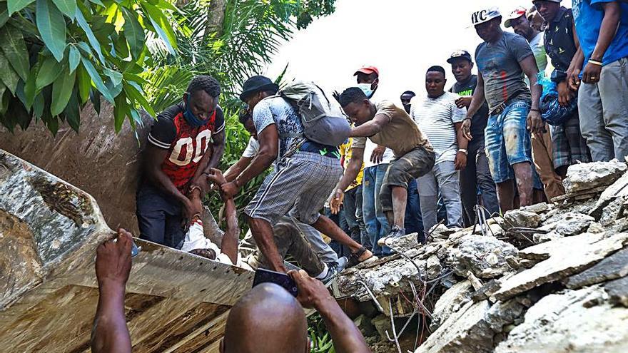 Busquen supervivents contra rellotge després del sisme a Haití