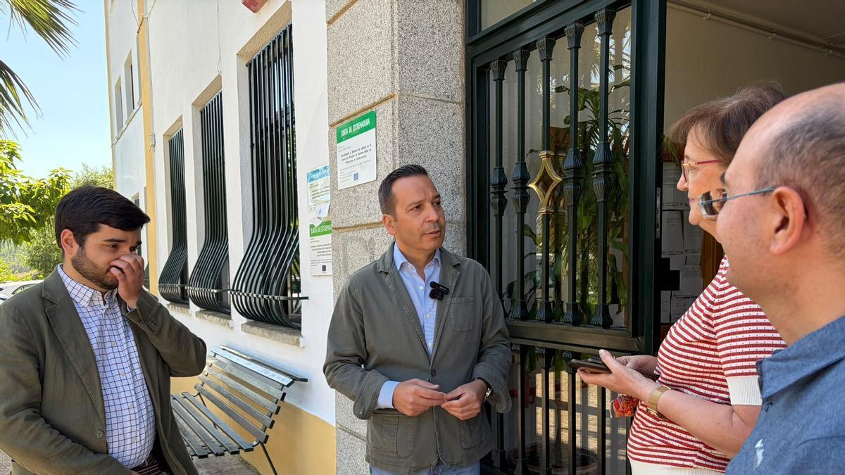 El vicepresidente de la Junta de Extremadura, Óscar Fernández Calle, visita el centro de menores de Caminomorisco.