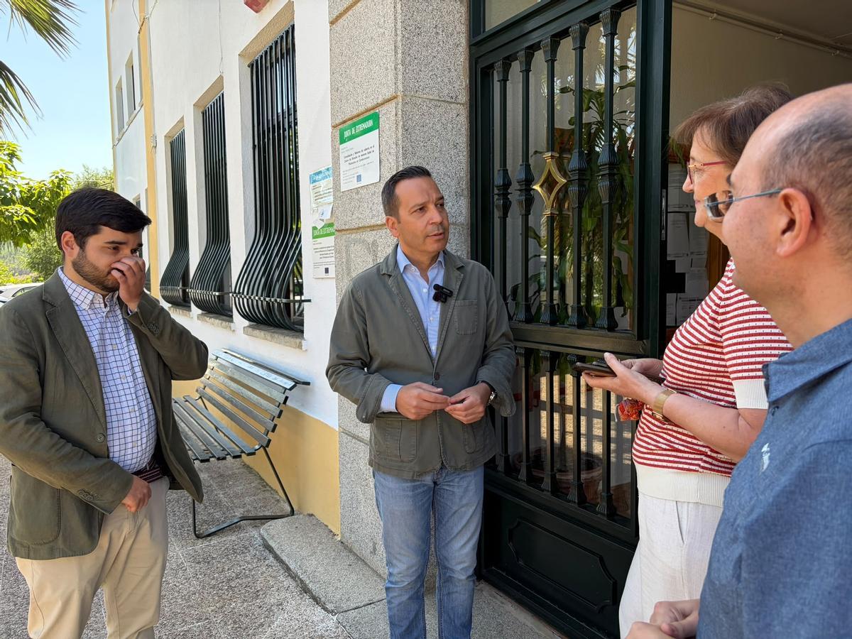 El vicepresidente de la Junta de Extremadura, Óscar Fernández Calle, visita el centro de menores de Caminomorisco.