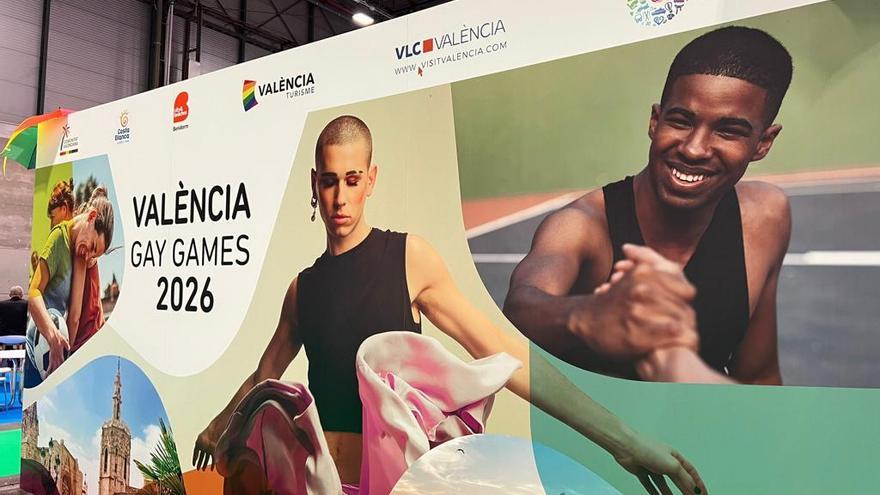 Cartel sobre los Gay Games en el estand de Fitur con el evento que acogerá València.