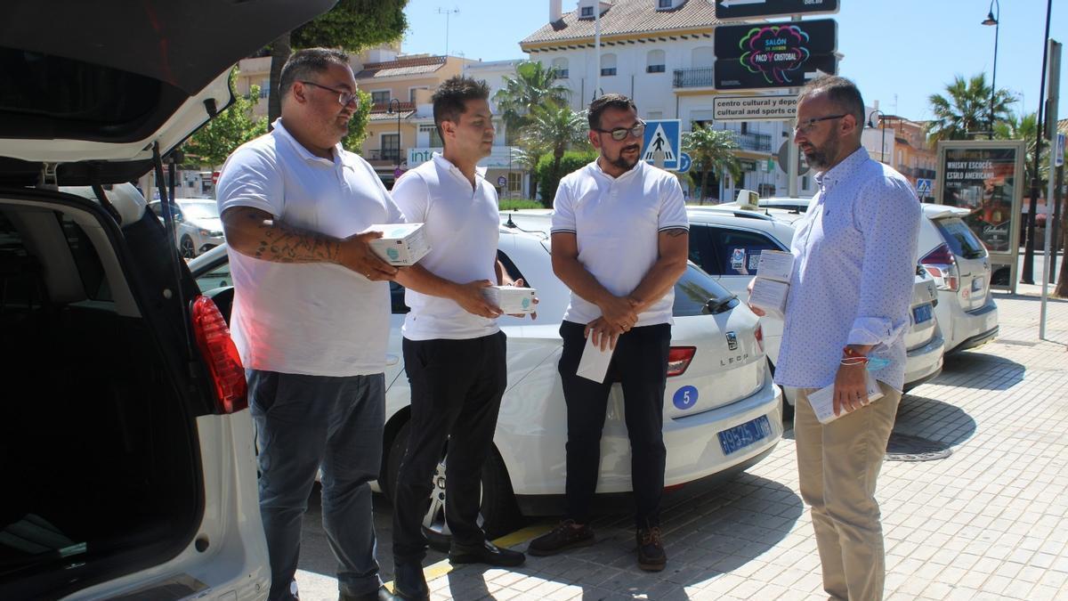 Mijas ha iniciado el reparto de mascarillas entre los profesionales del taxis.