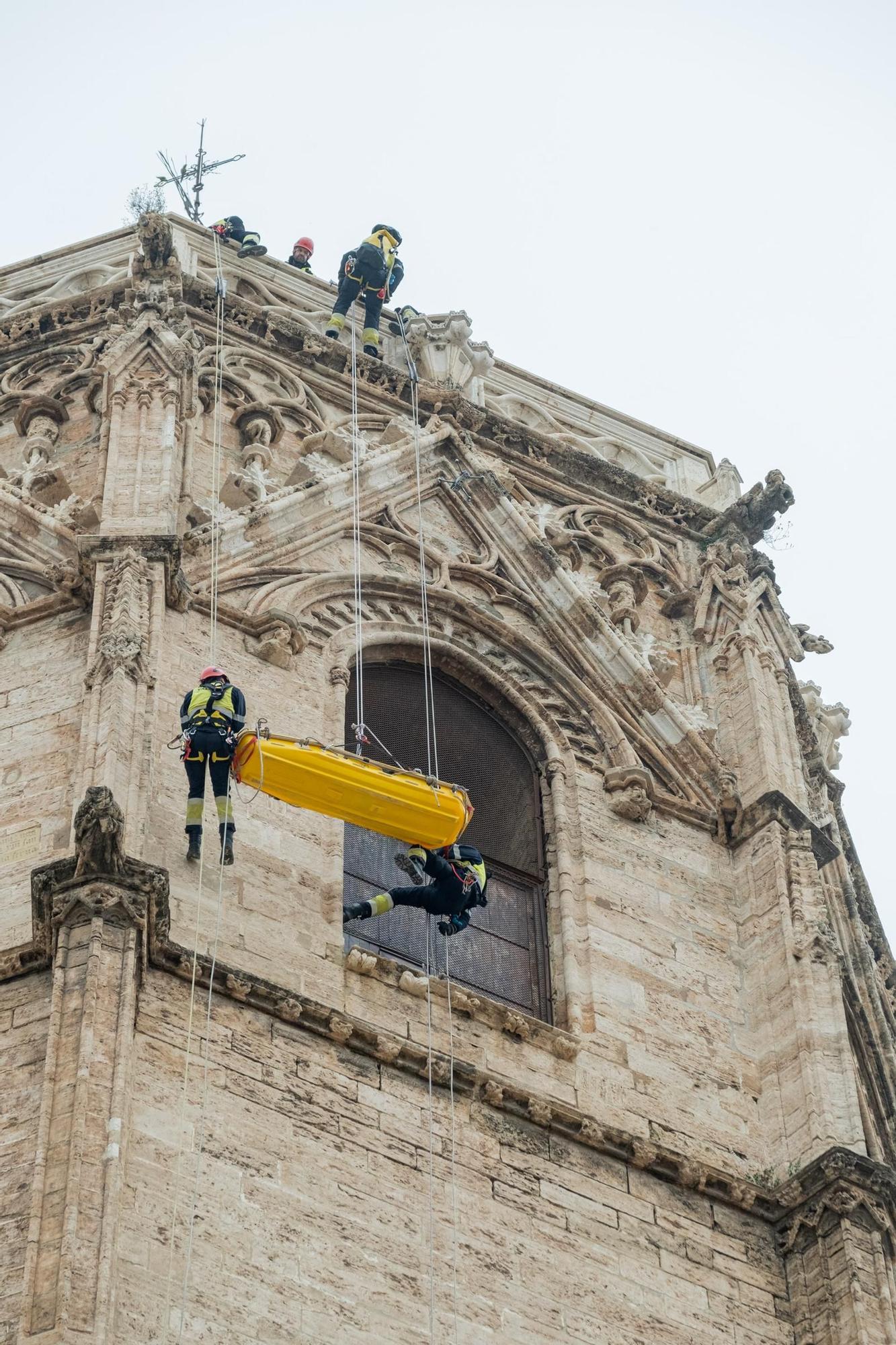Una camilla sobrevuela el Micalet